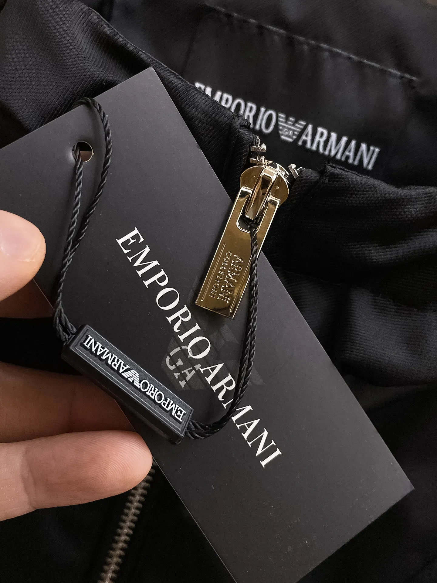 Armani official website Same Style, complete with three labels, on sale in advance. 2026 Autumn and Winter New Arrival men's jacket, Original with complete three labels, Premium version. Custom-made fabrics at the counter. Breathable, high comfort, impeccable details, brand element design concept, reflecting high quality. It feels delicate and soft, presents a casual cut, and has a great upper body shape. Sizes: M～3XL,